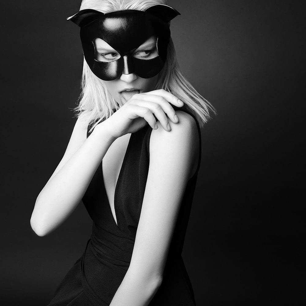 Masque érotique noir en forme de chat par E.L.F Zhou London chez Brigade Mondaine