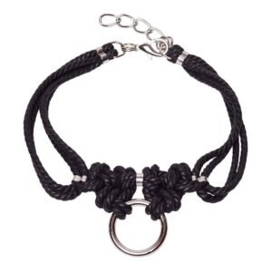 Chocker en corde nouée shibari bondage noir avec anneau en métal Figure of A chez Brigade Mondaine