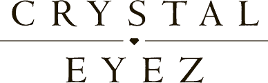Logotipo de la marca CRYSTAL EYEZ en mayúsculas negras con una fina tipografía serif y una línea con un diamante en su centro que separa las dos palabras