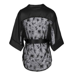 Kimono de encaje negro y patrón floral de satén con cinta de corbata de satén visto de espaldas sin usar sobre un fondo blanco de la colección Night at Brodway d'Atelier Amour at Brigade Mondaine