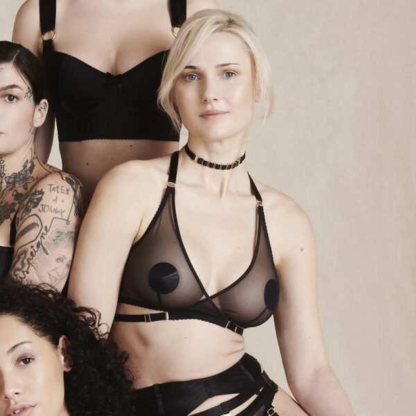 Bra Merida Wrap black of the brand Bordelle. The product is made from an elasticated satin band and a soft mesh. The zip fastening is 24 carat gold plated. The cut of the product is highlighted by a double turn of elastics at the waist. The back of the bra is an accumulation of elastics and adjustments.