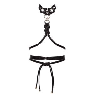 Подвязка с черным воротником, затянутая на талии и серебряными деталями.