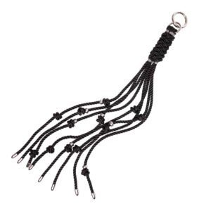 Fouet en cordes noires avec petits noeuds et détails en argent pour plus de sensations