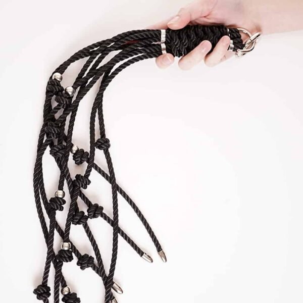 Látigo de cuerda negro con pequeños nudos y detalles plateados para más sensaciones