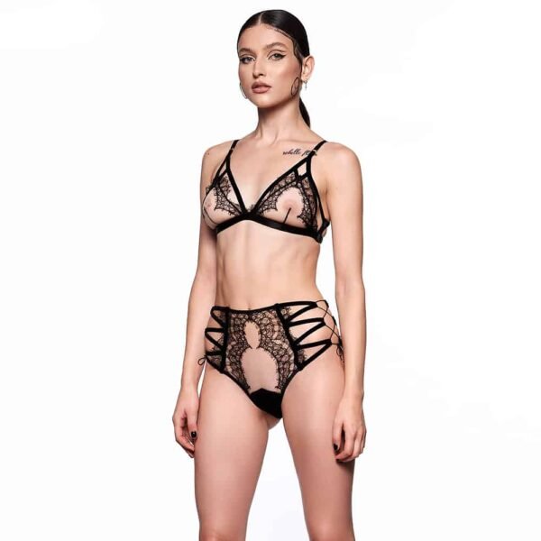 Lilitus set combining fishnet, lace and elastic, to form strong and timeless pieces