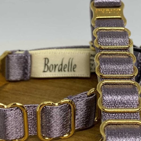 Collar Correa Bordelle color Tundra, el producto se compone de raso elástico y chapado en oro. La correa del collar es fina y femenina, el elástico está rematado con detalles de acabado chapado en oro de 24 quilates.