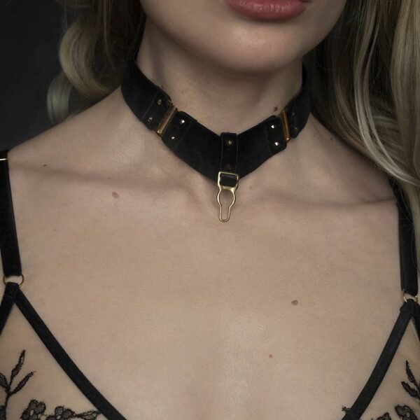 Gargantilla Verene de la marca HERVÉ by Celine Marie en terciopelo negro con cierres de latón dorado, uno de ellos situado en el colgante central y otros dos en los extremos para ajustar el collar