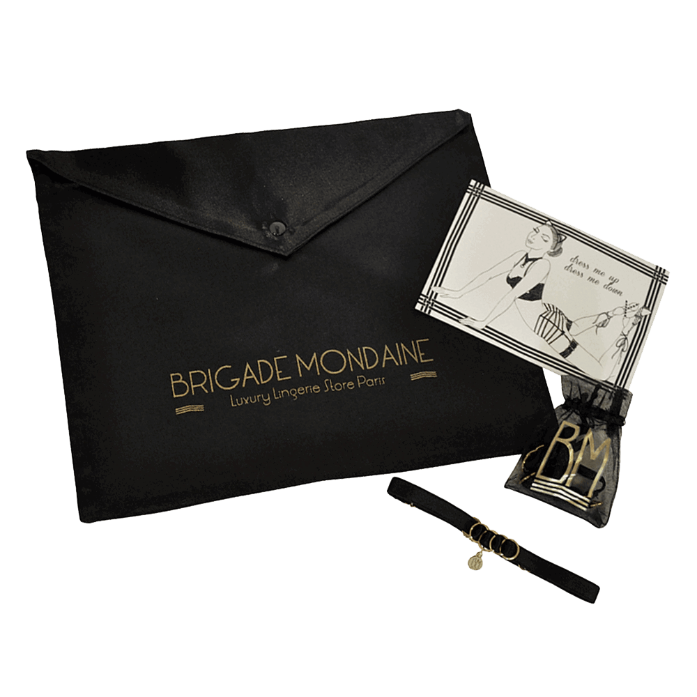 Pack Cadeau Brigade Mondaine composé d’une enveloppe en satin noir avec les inscriptions de la Brigade Mondaine couleur or. Cette enveloppe est utile afin d’envelopper le produit. Le pack comporte également une carte personnalisée et d’un choker Brigade Mondaine avec son pochon cadeau. Idéal pour un cadeau femme