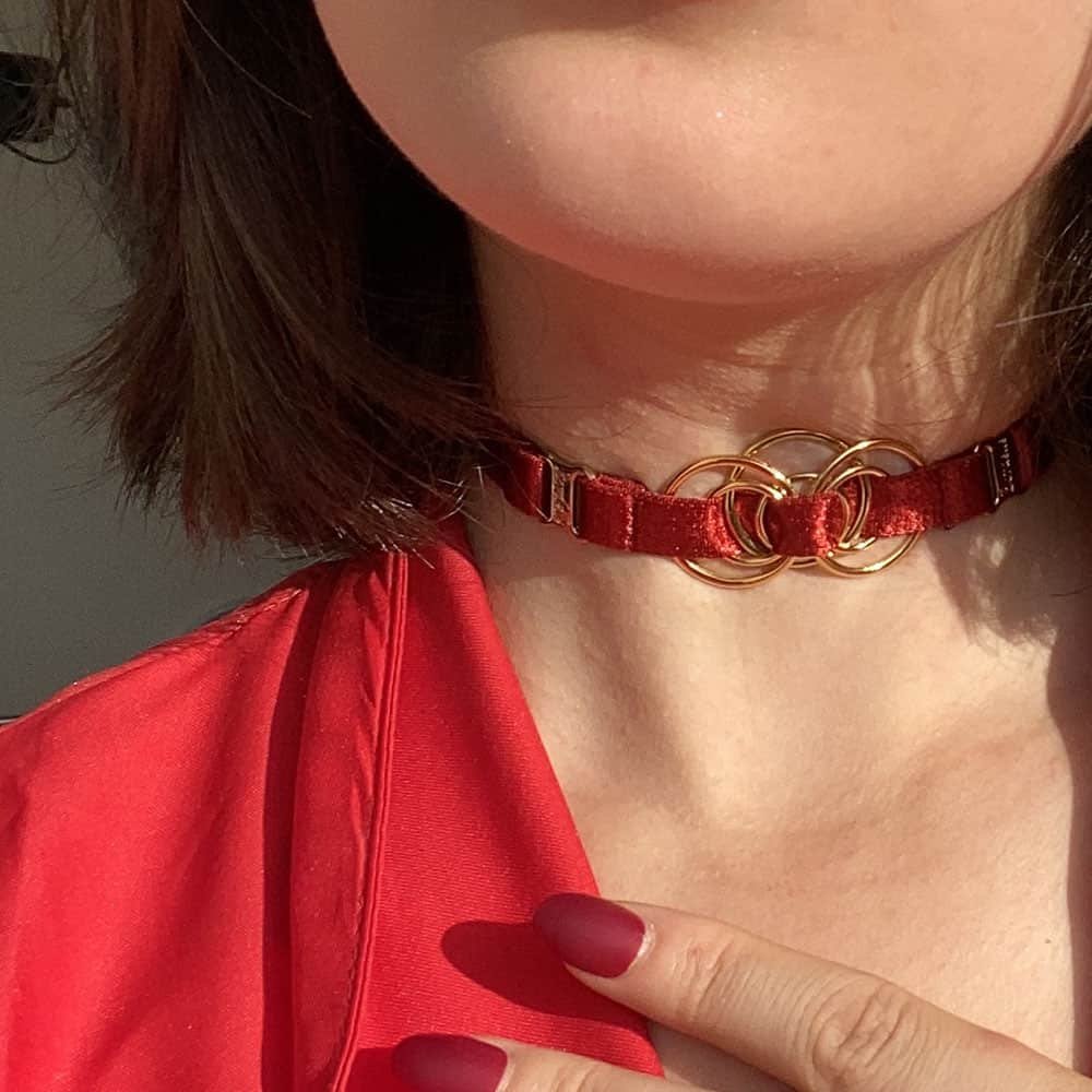 Collar Bordelle y Brigade Mondaine disponibles en el paquete de regalo rojo. El collar es fino y tiene detalles dorados.