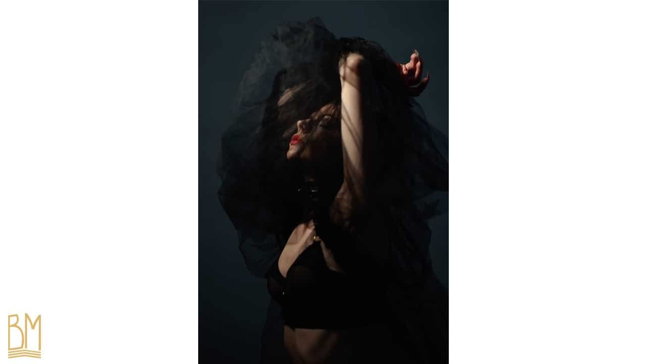 Фотосессия от Lada Vesna photography в сотрудничестве с Brigade Mondaine с Julie Von Trash в качестве модели, которая носит бренд Gonzales Affaires. Бюстгальтер прозрачный на уровне груди, имеет заниженную талию.