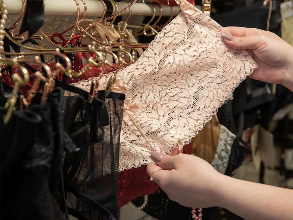 On the picture we can see a part of the Brigade Mondaine reserve, an employer shows the pastel pink Bracli panties. It is in lace and has small bow ties on the front.