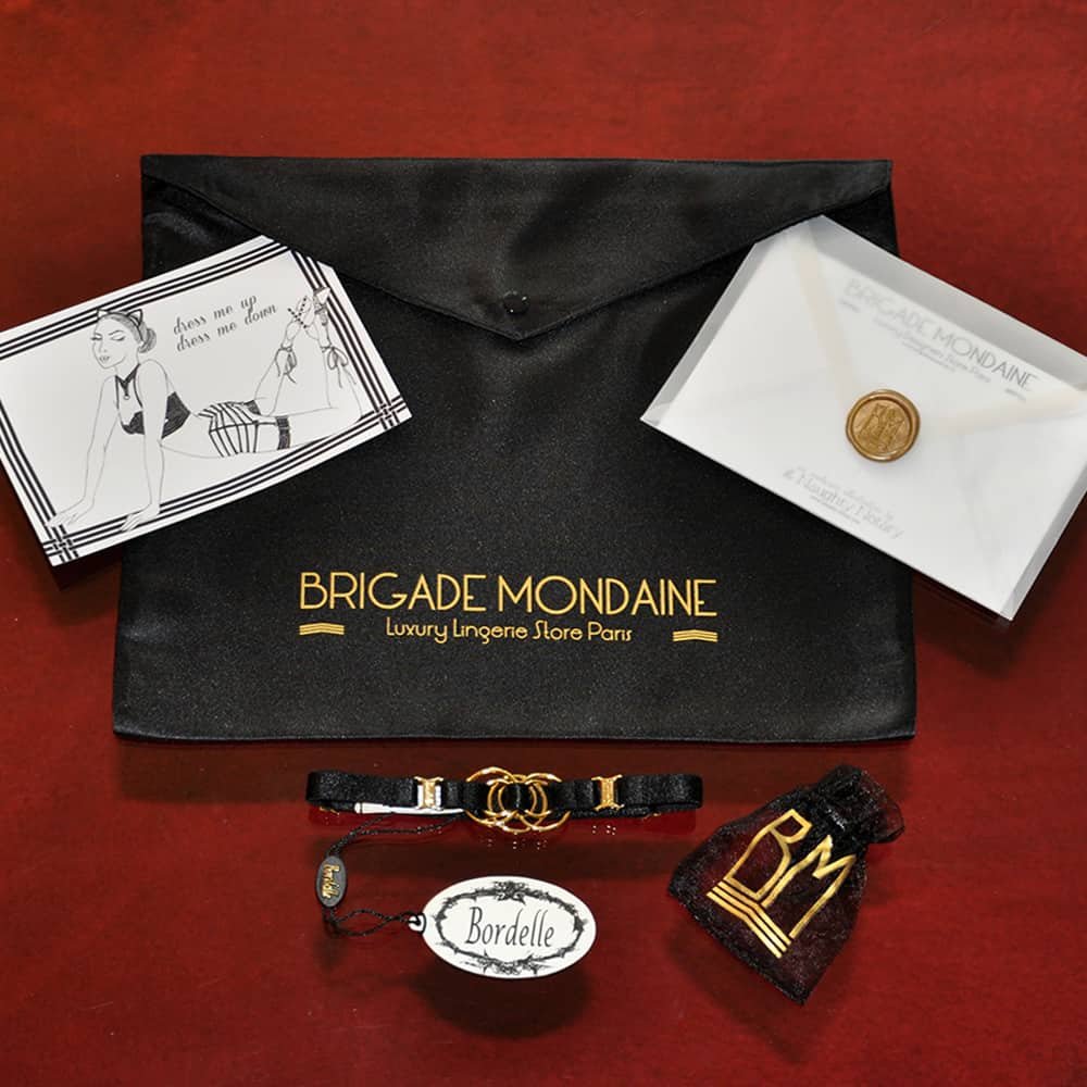 Lujosa envoltura de regalo, collar Bordelle y Brigade Mondaine disponible en pack de regalo negro.El collar es fino y tiene detalles dorados.