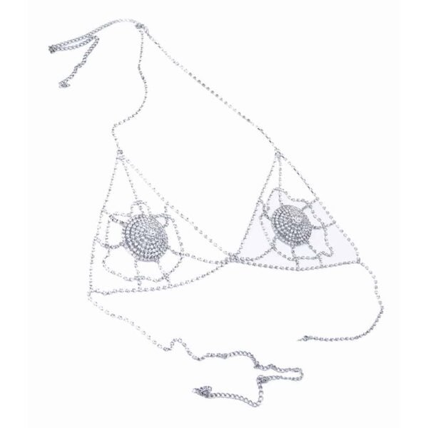 Cet article est un soutien-gorge en cristaux de la marque ELF Zhou London. Il est composé de caches tétons en cristaux. Une toile d’araignée est représentée sur chaque sein avec des cristaux afin de les habiller. Le soutien-gorge s'attache dans le cou et dans le dos. 