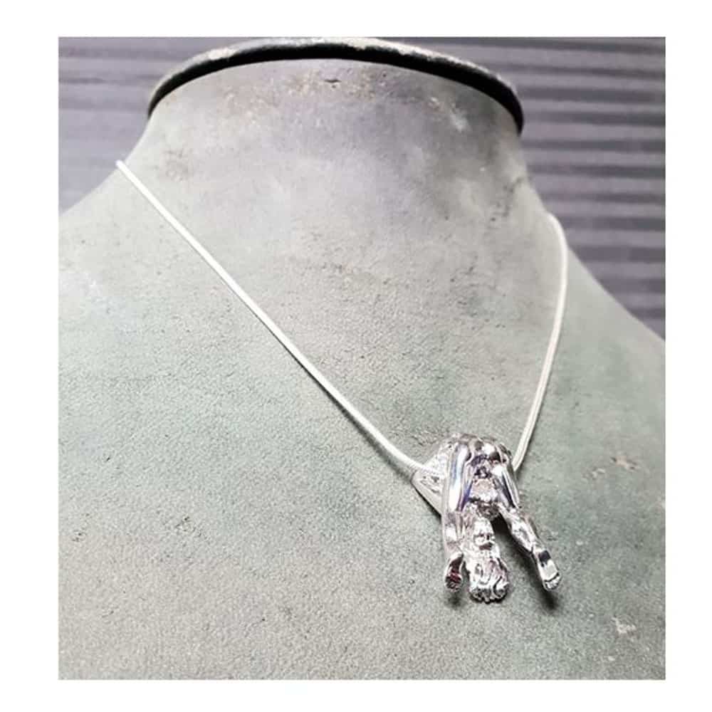 Серебряное ожерелье Rosebuds, серебряная женщина показывает нам свою анатомию, действительно, она держит свои ноги в воздухе раздвинутыми.