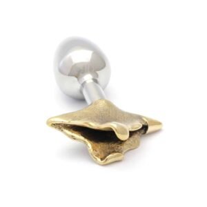 Ceci est un plug composé en partie d’un bout en argent de forme conique et d’une autre partie en bronze avec des lèvres.