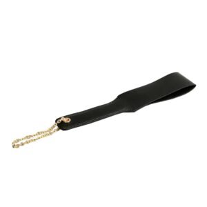 Paddle de fessée en cuir noir de la marque Elif Domanic. Un anneau de couleur or permet de maintenir une courte chaîne à l’extrémité du paddle
