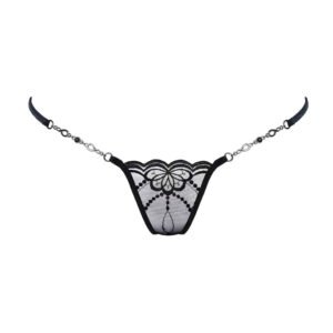 Ici vous pouvez voir le String Bijou Butterfly de la marque LUCKY CHEEKS. Devant, la partie qui couvre l’entre-jambe est couverte de tulle noir. Il y a une fleur et des détails noirs cousus dessus. Les chaînes sur les hanches sont composées de bijoux en zamac.