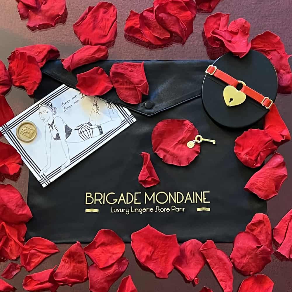 El pack de regalo de San Valentín 2022 contiene un exclusivo candado de gargantilla (rojo o negro), junto con una bolsa de seda Brigade Mondaine para envolver su lencería o accesorios favoritos, y una bonita tarjeta para personalizar. ¡Perfecto para un regalo de hombre o de mujer!
