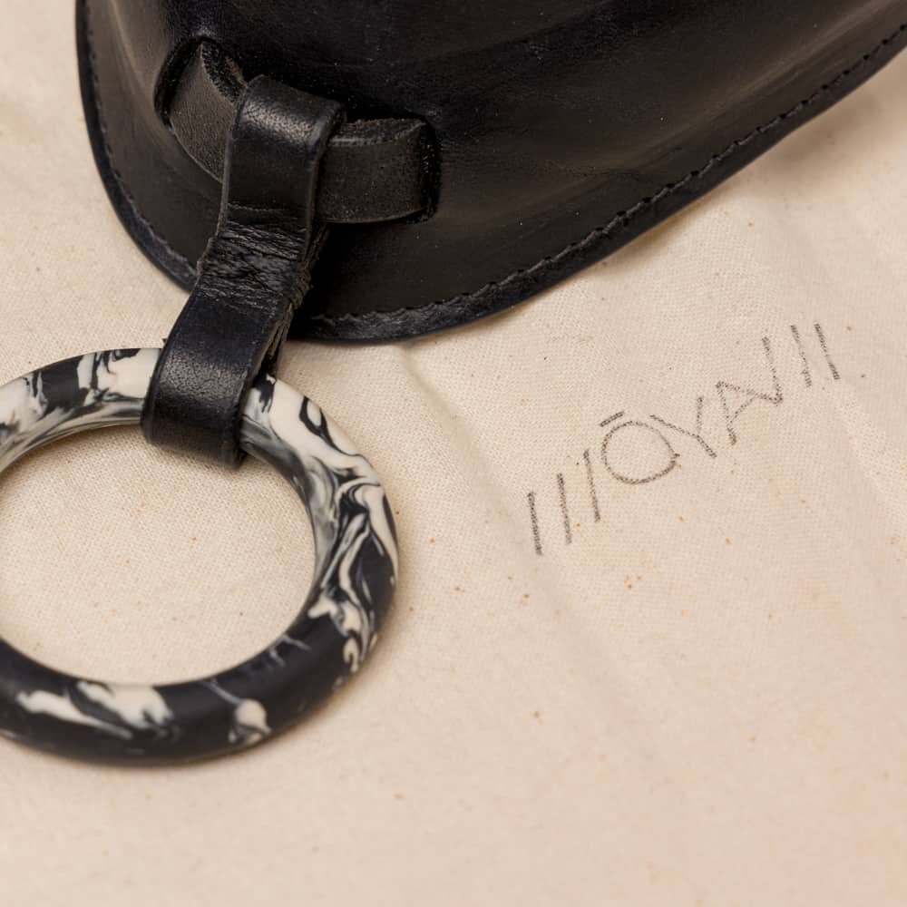 Черное кожаное ожерелье-чокер Adele Brydges с центральным кольцом из черного и белого мрамора в brigade mondaine