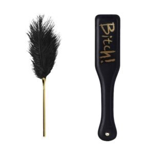 Set compose Paddle cuir noir, le mot "Bitch" y est inscrit dessus de couleur doré ainsi qu'une plume noir avec son bâtonnet doré 24 carrats chez brigade mondaine