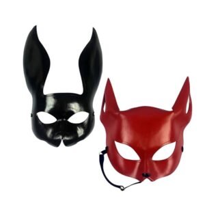 conjunto compuesto por una máscara de conejo de cuero negro y una máscara de zorro rojo en brigada mondaine