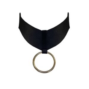 Bondage necklace from the Kora collection by Bordelle. This necklace is black. It is composed of a wide elastic band with a 24 carat gold plated pendant ring in its center. The ring is maintained by a thinner elastic juxtaposed to the wide elastic.