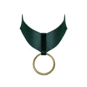 Collier bondage de la collection Kora de chez Bordelle. Ce collier est de couleur vert eden. Il est composé d’une large bande élastique avec en son centre un anneau pendentif en plaqué or 24 carats. L’anneau est maintenu grâce à un élastique plus fin juxtaposé à l’élastique large.