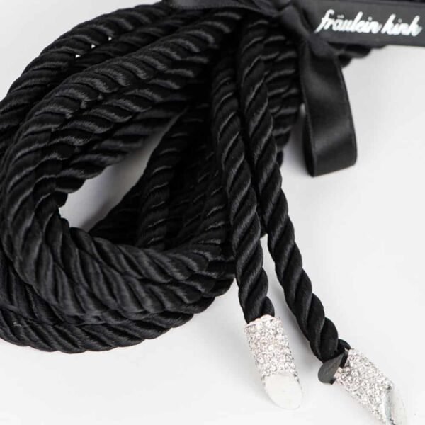 La corde Shibari Nero est un lasso de bondage d’une longueur de 5 mètres à pointe de cristal argenté. Transformez le lasso comme une ceinture ou un harnais pour ajouter une touche fétiche spéciale à votre tenue préférée.