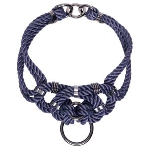 "Megami" means goddess in Japanese. This choker necklace will not leave anyone indifferent, both by its manufacture from waxed cotton rope and tied symmetrically, as well as by its design of intertwined knots with silver finishes. Closing on the neck. One size fits all & adjustable. This necklace is available at Brigade Mondaine.