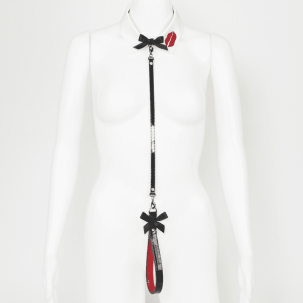 Ensemble collier blanc et laisse en cuir vernis noir et rouge de la collection French Kiss par Fraulein Kink, disponible chez Brigade Mondaine